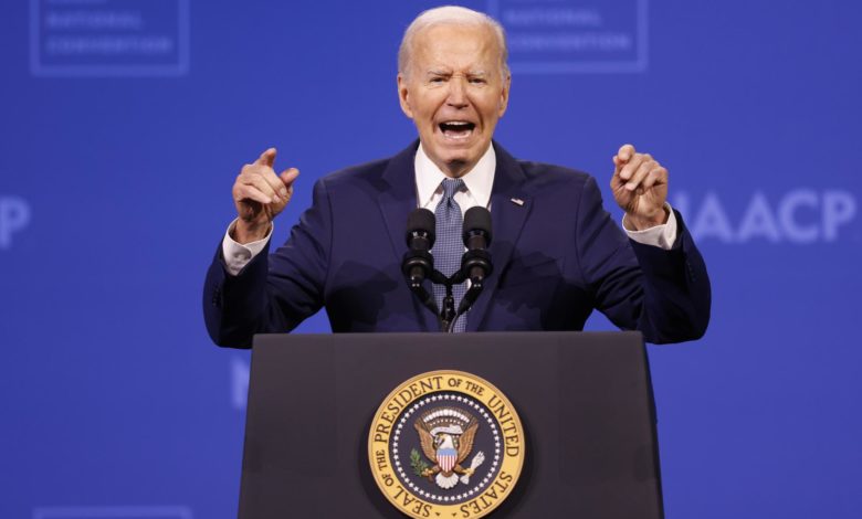 Biden se muestra más receptivo a escuchar las peticiones para que se retire, según el NYT