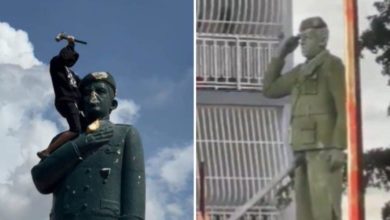 Venezolanos derriban estatuas de Chávez en protestas contra resultado de presidenciales