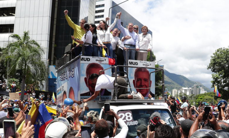 Miles de venezolanos se manifiestan en segundo día por lo que consideran fraude electoral