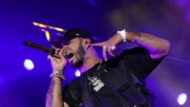 Los reguetoneros puertorriqueños Anuel AA y Justin Quiles participan en un mitin de Trump