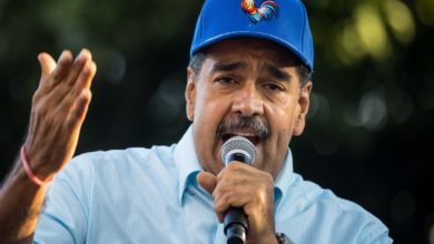 Comunistas venezolanos dicen que Maduro dio "un paso de no retorno hacia el autoritarismo"