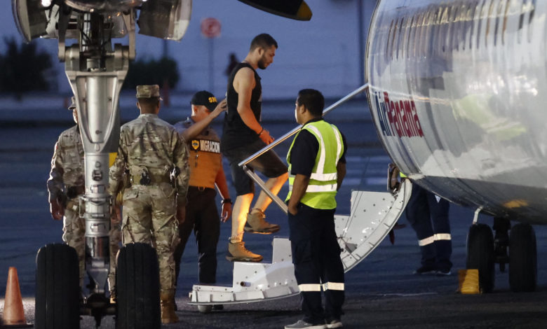 El primer vuelo de retorno de migrantes irregulares financiado por EE.UU. sale de Panamá