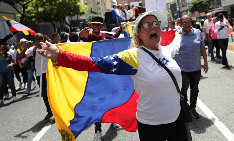 Cientos de venezolanos protestan contra el fallo que validó la reelección de Maduro