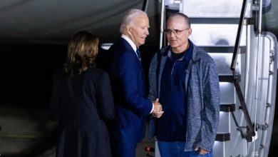 Biden y Harris reciben a estadounidenses liberados en intercambio de prisioneros con Rusia