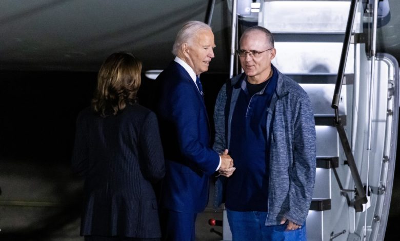 Biden y Harris reciben a estadounidenses liberados en intercambio de prisioneros con Rusia