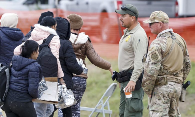 Un juez de Texas bloquea temporalmente un plan de regularización de inmigrantes de Biden