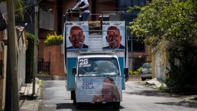 La Policía venezolana incauta el camión de la caravana de Machado, dice bloque opositor