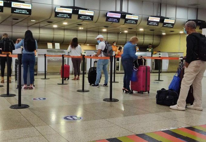 Denuncian asedio del régimen a periodistas y opositores en el Aeropuerto Internacional Simón Bolívar de Maiquetía