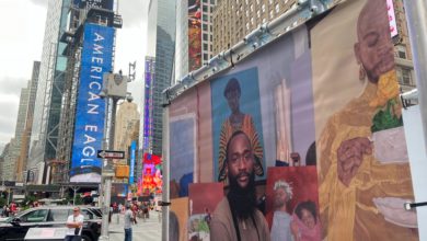 Una serie de retratos de inmigrantes adorna Times Square para fomentar la inclusión