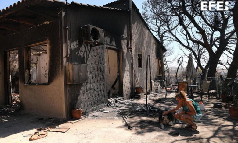 Dan por controlado el gran incendio que quemó 10.000 hectáreas en las afueras de Atenas