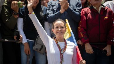 Lima, 13 ago (EFE).- La líder opositora venezolana María Corina Machado consideró este martes que es "una buena señal" que el presidente venezolano, Nicolás Maduro, no haya cerrado el canal de comunicaciones con Brasil, Colombia y México, luego de ser proclamado oficialmente como vencedor de las elecciones del 28 de julio, un triunfo cuestionado dentro y fuera del país. "Siento que, al menos, la disposición de no haber cerrado el canal (de comunicaciones) con Brasil, México y Colombia es una buena señal y esperemos a ver qué ocurre en estas semanas, que creo que es crucial", dijo Machado en una rueda de prensa virtual con medios de Colombia, Ecuador y Perú. Al respecto y al ser preguntada acerca de una negociación que conduzca a una transición en Venezuela, afirmó que "dentro del oficialismo no hay una posición homogénea". "No es un grupo jerárquico, sino heterárquico, y hay grupos que están claramente dispuestos a negociar y presionar para que eso (la transición) ocurra y otros que no. Otros están atrincherados y dispuestos a cualquier cosa", comentó. Machado subrayó que "todo el mundo sabe" que el abanderado de la oposición mayoritaria Edmundo González Urrutia "ganó apabullantemente" los comicios, si bien destacó que Brasil, Colombia y México "han tomado posiciones de mayor prudencia para mantener canales de comunicación con el régimen" de Maduro. El Consejo Nacional Electoral (CNE) aún no ha publicado los resultados desagregados de los comicios -contrariando su propio cronograma-, pese a los numerosos pedidos de transparencia por parte de la comunidad internacional. "Yo creo que esa es una opción, en este momento, razonable. Que exista esta opción a través de la cual el régimen pueda escuchar a gobiernos históricamente cercanos (que piden) una verificación estricta, autónoma, independiente e internacional", agregó. Acerca del Gobierno del presidente colombiano, Gustavo Petro, dijo que no puede "juzgar intenciones", pero sostuvo que "si hay un país en el mundo al que afecta el desenlace de este conflicto", es el suyo. "El Gobierno de Colombia está clarísimo que, si Maduro se aferra a la fuerza, lo que podemos estar viendo en días o semanas es la ola migratoria más grande que ha habido hasta ahora", apostilló. Tras aclarar que no se ha comunicado directamente con Petro, aunque su canciller, Luis Gilberto Murillo, ha mantenido diálogo con la oposición, Machado aseveró que espera de Colombia "posiciones firmes, nítidas, ajustadas a la verdad y valores democráticos". En este sentido, hizo hincapié en que, "más allá de las diferencias que pueden haber en el plano ideológico", ha quedado claro "que lo que está en discusión en Venezuela en este momento es el respeto a la soberanía popular o un sistema totalitario, una tiranía que se aferra al poder a la fuerza". Una transición negociada Acerca del futuro en Venezuela, Machado reiteró que "Maduro ha evaluado de manera incorrecta sus funciones y hay que presionar para que entienda que su mejor opción es aceptar los términos de una transición negociada". La líder antichavista subrayó que el bloque de la mayoría opositora "está absolutamente dispuesto a avanzar" en esa transición. Sin embargo, advirtió que eso pasa por respetar los resultados del 28 de julio, cuando, según sus datos, venció González Urrutia, y no pensar en una cohabitación, sino en "una transición a la democracia". De otro lado, dijo que están "dispuestos a las garantías e incentivos para todas las partes". EFE