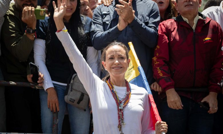 Lima, 13 ago (EFE).- La líder opositora venezolana María Corina Machado consideró este martes que es "una buena señal" que el presidente venezolano, Nicolás Maduro, no haya cerrado el canal de comunicaciones con Brasil, Colombia y México, luego de ser proclamado oficialmente como vencedor de las elecciones del 28 de julio, un triunfo cuestionado dentro y fuera del país. "Siento que, al menos, la disposición de no haber cerrado el canal (de comunicaciones) con Brasil, México y Colombia es una buena señal y esperemos a ver qué ocurre en estas semanas, que creo que es crucial", dijo Machado en una rueda de prensa virtual con medios de Colombia, Ecuador y Perú. Al respecto y al ser preguntada acerca de una negociación que conduzca a una transición en Venezuela, afirmó que "dentro del oficialismo no hay una posición homogénea". "No es un grupo jerárquico, sino heterárquico, y hay grupos que están claramente dispuestos a negociar y presionar para que eso (la transición) ocurra y otros que no. Otros están atrincherados y dispuestos a cualquier cosa", comentó. Machado subrayó que "todo el mundo sabe" que el abanderado de la oposición mayoritaria Edmundo González Urrutia "ganó apabullantemente" los comicios, si bien destacó que Brasil, Colombia y México "han tomado posiciones de mayor prudencia para mantener canales de comunicación con el régimen" de Maduro. El Consejo Nacional Electoral (CNE) aún no ha publicado los resultados desagregados de los comicios -contrariando su propio cronograma-, pese a los numerosos pedidos de transparencia por parte de la comunidad internacional. "Yo creo que esa es una opción, en este momento, razonable. Que exista esta opción a través de la cual el régimen pueda escuchar a gobiernos históricamente cercanos (que piden) una verificación estricta, autónoma, independiente e internacional", agregó. Acerca del Gobierno del presidente colombiano, Gustavo Petro, dijo que no puede "juzgar intenciones", pero sostuvo que "si hay un país en el mundo al que afecta el desenlace de este conflicto", es el suyo. "El Gobierno de Colombia está clarísimo que, si Maduro se aferra a la fuerza, lo que podemos estar viendo en días o semanas es la ola migratoria más grande que ha habido hasta ahora", apostilló. Tras aclarar que no se ha comunicado directamente con Petro, aunque su canciller, Luis Gilberto Murillo, ha mantenido diálogo con la oposición, Machado aseveró que espera de Colombia "posiciones firmes, nítidas, ajustadas a la verdad y valores democráticos". En este sentido, hizo hincapié en que, "más allá de las diferencias que pueden haber en el plano ideológico", ha quedado claro "que lo que está en discusión en Venezuela en este momento es el respeto a la soberanía popular o un sistema totalitario, una tiranía que se aferra al poder a la fuerza". Una transición negociada Acerca del futuro en Venezuela, Machado reiteró que "Maduro ha evaluado de manera incorrecta sus funciones y hay que presionar para que entienda que su mejor opción es aceptar los términos de una transición negociada". La líder antichavista subrayó que el bloque de la mayoría opositora "está absolutamente dispuesto a avanzar" en esa transición. Sin embargo, advirtió que eso pasa por respetar los resultados del 28 de julio, cuando, según sus datos, venció González Urrutia, y no pensar en una cohabitación, sino en "una transición a la democracia". De otro lado, dijo que están "dispuestos a las garantías e incentivos para todas las partes". EFE