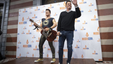 El colombiano Carlos Vives desvela su figura de cera en museo en Ciudad de México