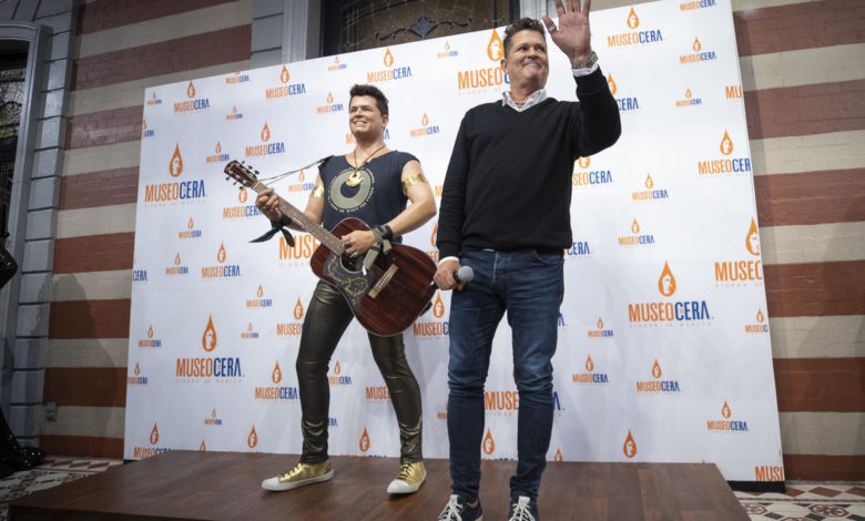 El colombiano Carlos Vives desvela su figura de cera en museo en Ciudad de México