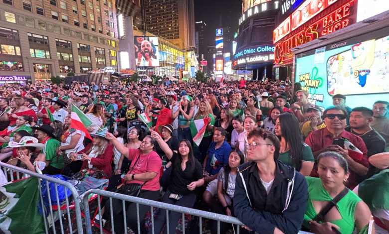 Miles de mexicanos se toman Times Square para celebrar el Grito de Dolores