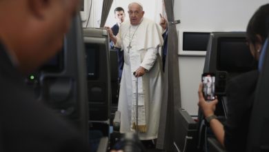 El papa pide diálogo en Venezuela y asegura que "las dictaduras siempre acaban mal"