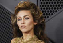 Demandan a Miley Cyrus por copiar partes de un tema de Bruno Mars para su éxito 'Flowers'