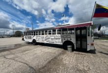 Venezolanos transformaron un autobús escolar en el primer restaurante móvil de comida criolla de Indiana