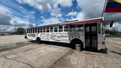 Venezolanos transformaron un autobús escolar en el primer restaurante móvil de comida criolla de Indiana