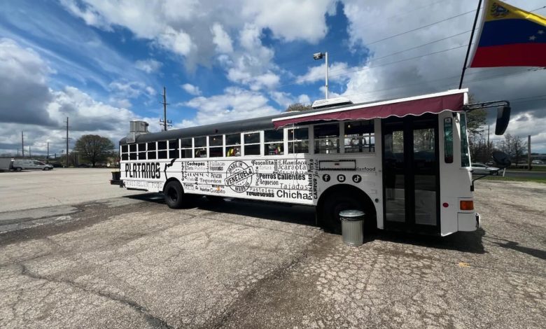 Venezolanos transformaron un autobús escolar en el primer restaurante móvil de comida criolla de Indiana