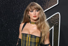 Taylor Swift reina en los MTV VMA con siete premios y agradece el apoyo de su novio