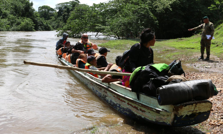 Más de un centenar de migrantes varados en playas del Pacífico de Panamá serán "evacuados"