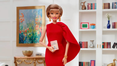 Isabel Allende ya tiene su muñeca Barbie y viene con libro