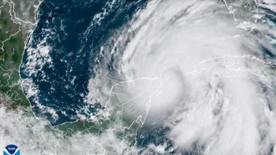 Helene se convierte en huracán frente a la península de Yucatán y en camino a Florida