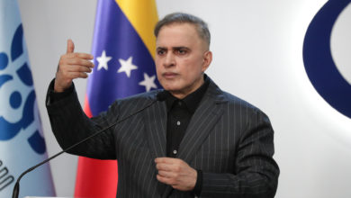 El fiscal general de Venezuela condecora a funcionario sancionado por Estados Unidos