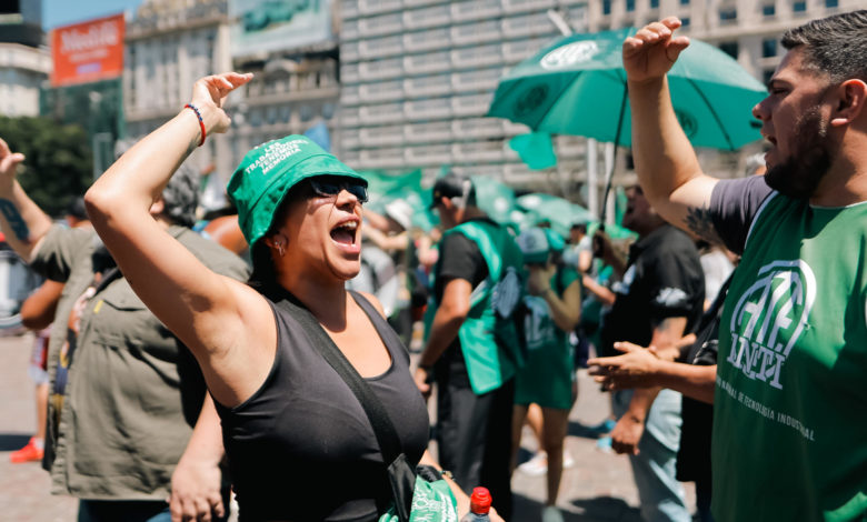 Empleados públicos de Argentina inician huelga de 36 horas ante recortes y bajos salarios