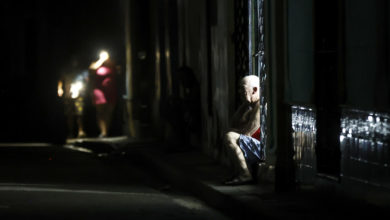 Calles espectrales y cena en hogueras: Una noche a oscuras en el gran apagón de Cuba