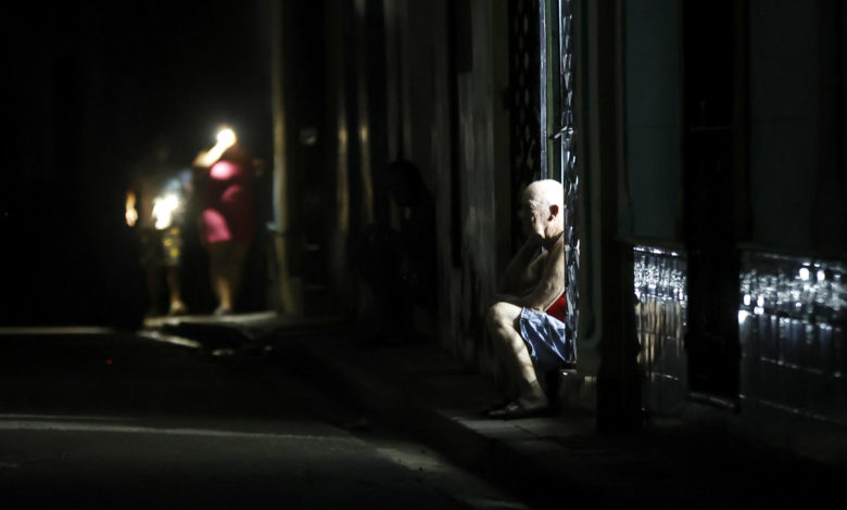 Calles espectrales y cena en hogueras: Una noche a oscuras en el gran apagón de Cuba