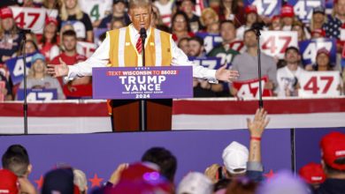 Trump llega a un mitin en un camión de basura tras la crítica de Biden