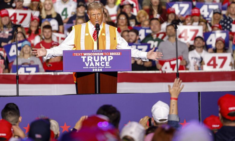 Trump llega a un mitin en un camión de basura tras la crítica de Biden