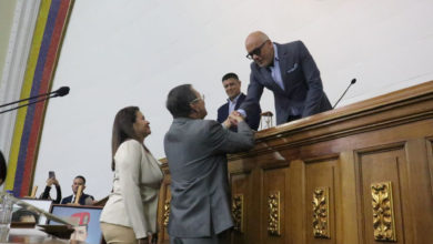 El Parlamento de Venezuela destituye a un rector electoral opositor y pide investigarlo