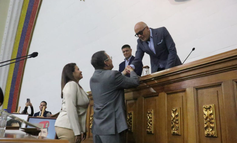 El Parlamento de Venezuela destituye a un rector electoral opositor y pide investigarlo