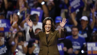 Harris se acerca a los votantes latinos indecisos sin comprometerse con los indocumentados