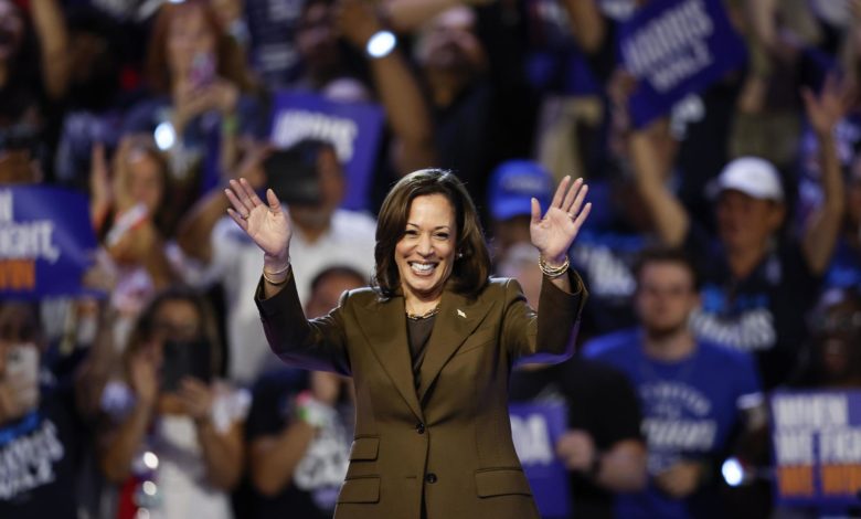 Harris se acerca a los votantes latinos indecisos sin comprometerse con los indocumentados