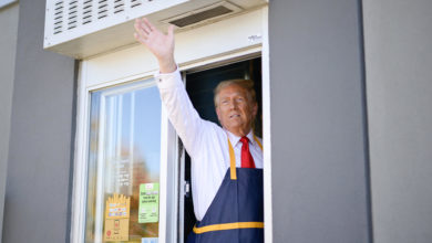 Trump cocina papas fritas en un McDonald's y afirma que Harris nunca trabajó en uno