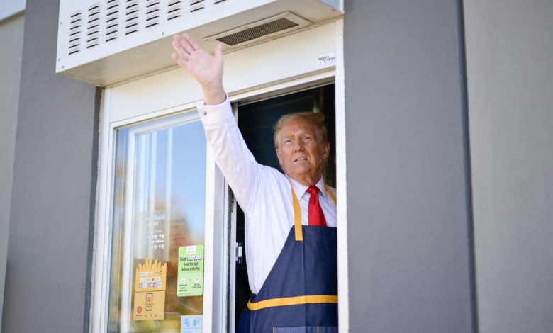 Trump cocina papas fritas en un McDonald's y afirma que Harris nunca trabajó en uno