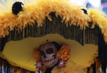 La Ciudad de México se llena de catrines por mega procesión previo al Día de Muertos