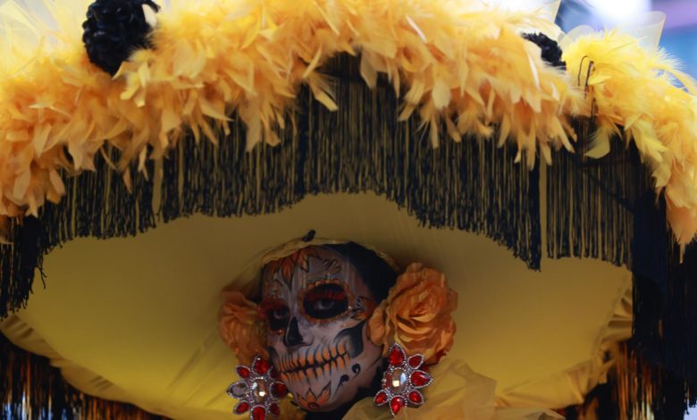 La Ciudad de México se llena de catrines por mega procesión previo al Día de Muertos