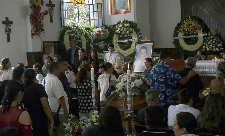 Realizan funeral de alcalde asesinado en sur de México en medio de exigencia de justicia