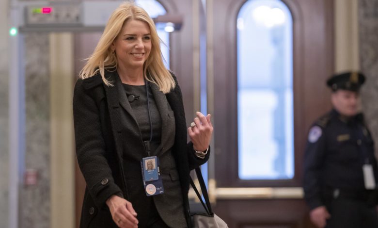 Trump elige a la ex fiscal general de Florida Pam Bondi como sucesora de Matt Gaetz