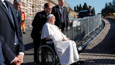 El papa rezó por los niños no nacidos y cambió su homilía por silencio en la misa del Día de los Difuntos