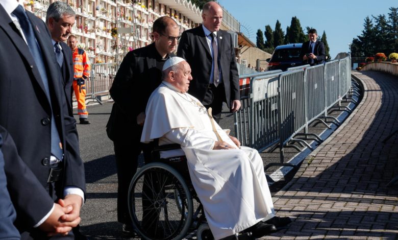 El papa rezó por los niños no nacidos y cambió su homilía por silencio en la misa del Día de los Difuntos