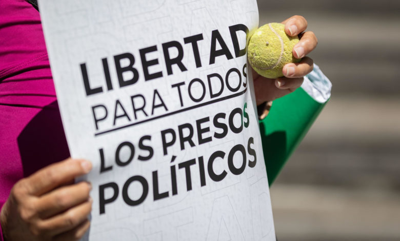 ONG exige la publicación de listado oficial de "presos políticos" liberados en Venezuela