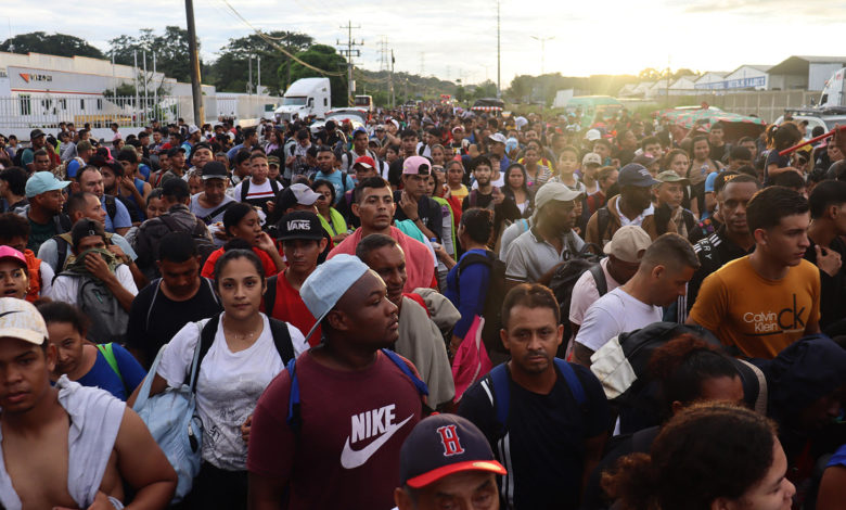 Una caravana migrante parte del sur de México con la meta de llegar a EEUU antes de Trump