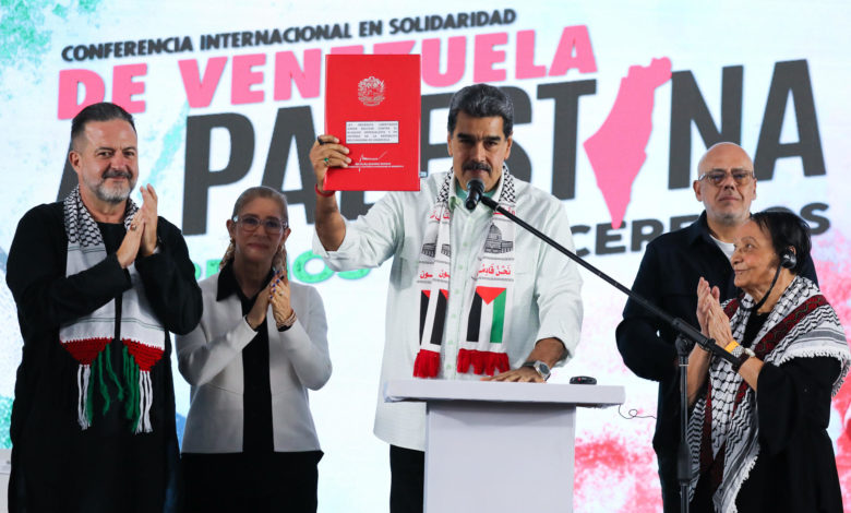 Nicolás Maduro firma la ley que ordena 30 años de prisión a quienes promuevan sanciones