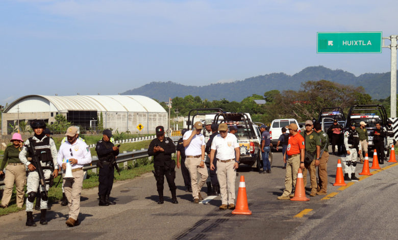 La caravana migrante denuncia un cerco policial en el sur de México